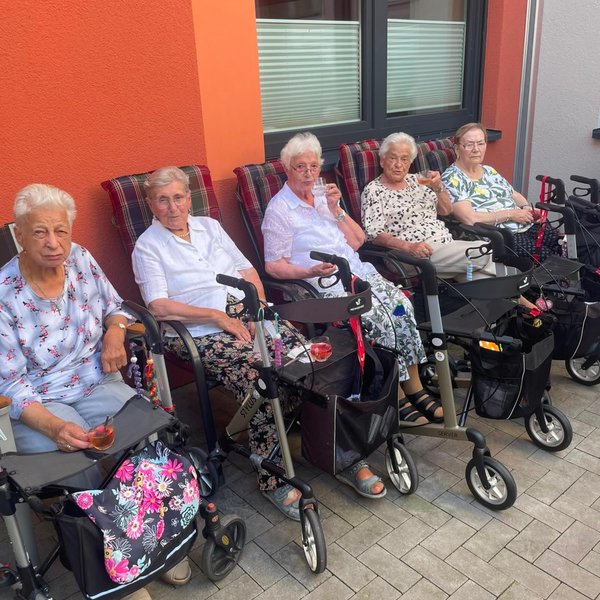 Eigentlich stand heute unser großes Sommerfest im Altenheim auf dem Plan, aber das Wetter hatte andere Pläne:
Bei den...