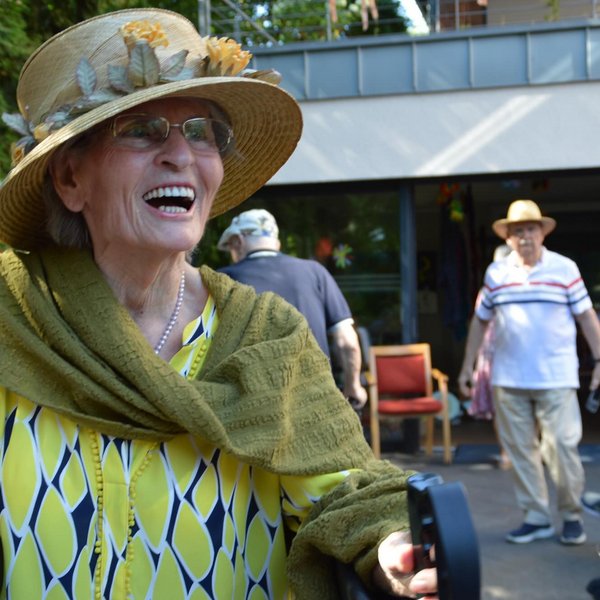 Ein Kulturnachmittag voller Charme im EGH und der Jungen Pflege. ☀️👒
Mit prachtvollen Hüten und bezaubernden Schirmen...