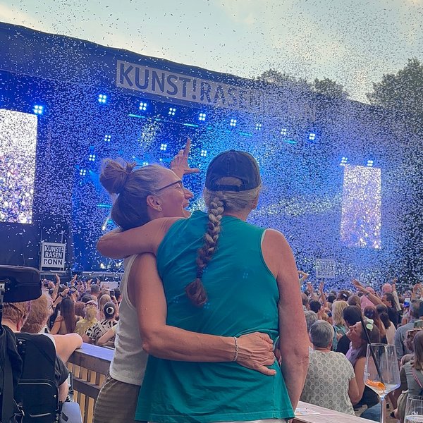 „Die guten Zeiten, die sind jetzt
Ich hoffe, dass du es nie vergisst
Ey, komm wir halten das Hier fest
Die guten Zeiten,...