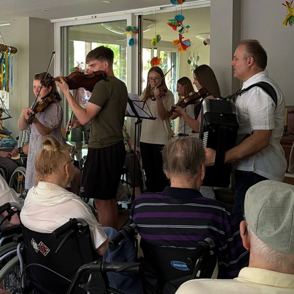 Gestern haben wir gemeinsam unser Mittsommernachtsfest im EGH und der Jungen Pflege gefeiert. ☀️🎶
Bei den sommerlichen...