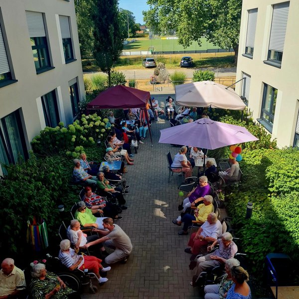 Gestern hieß es bei uns: Grill an! ☀️Wir hatten einen wunderschönen Nachmittag im Innenhof des St. Barbara Altenheims.
...